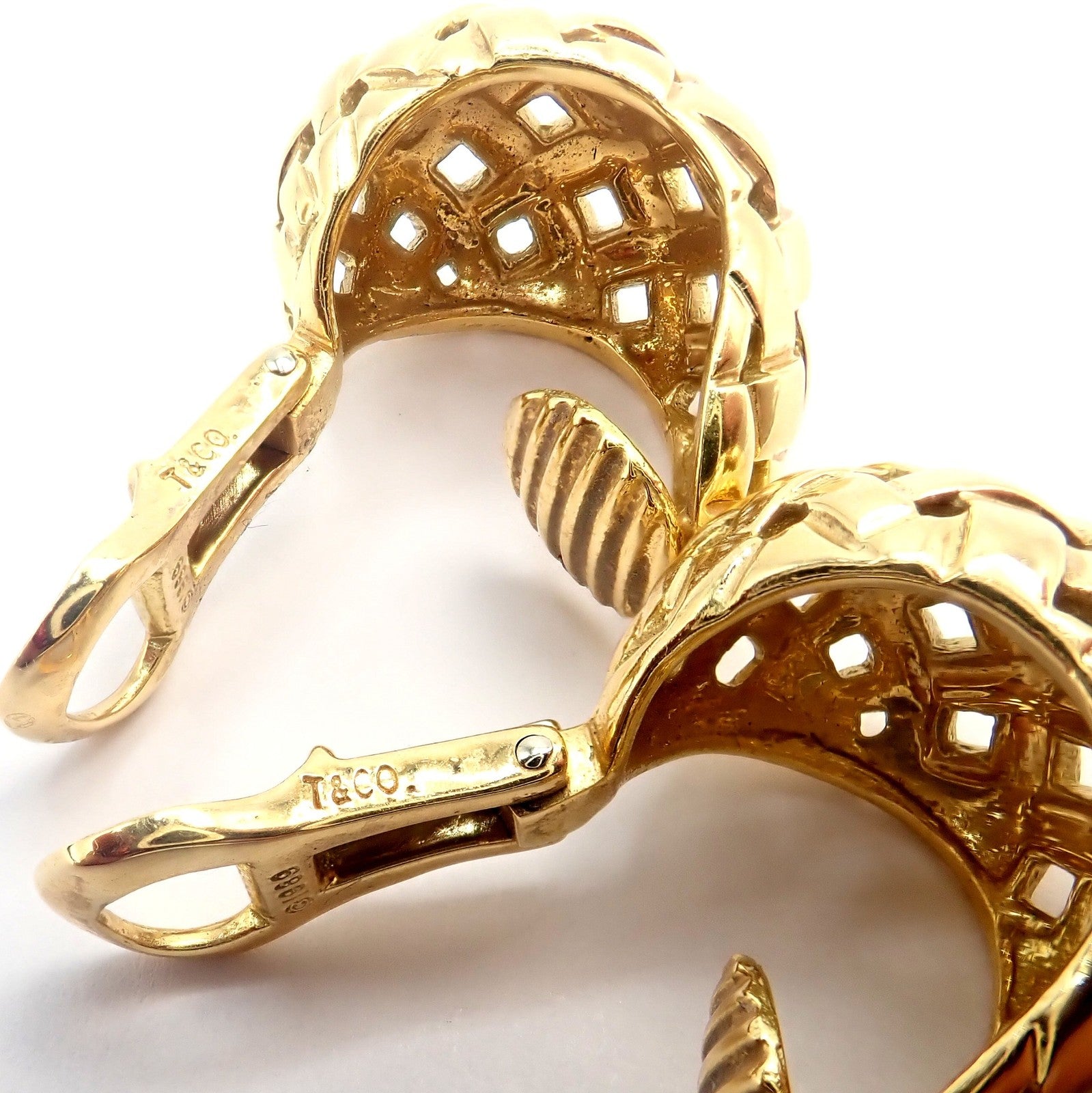 Authentic! Tiffany & Co 18k Yellow Gold Vannerie Basket Weave Earrings 1989 | Fortrove