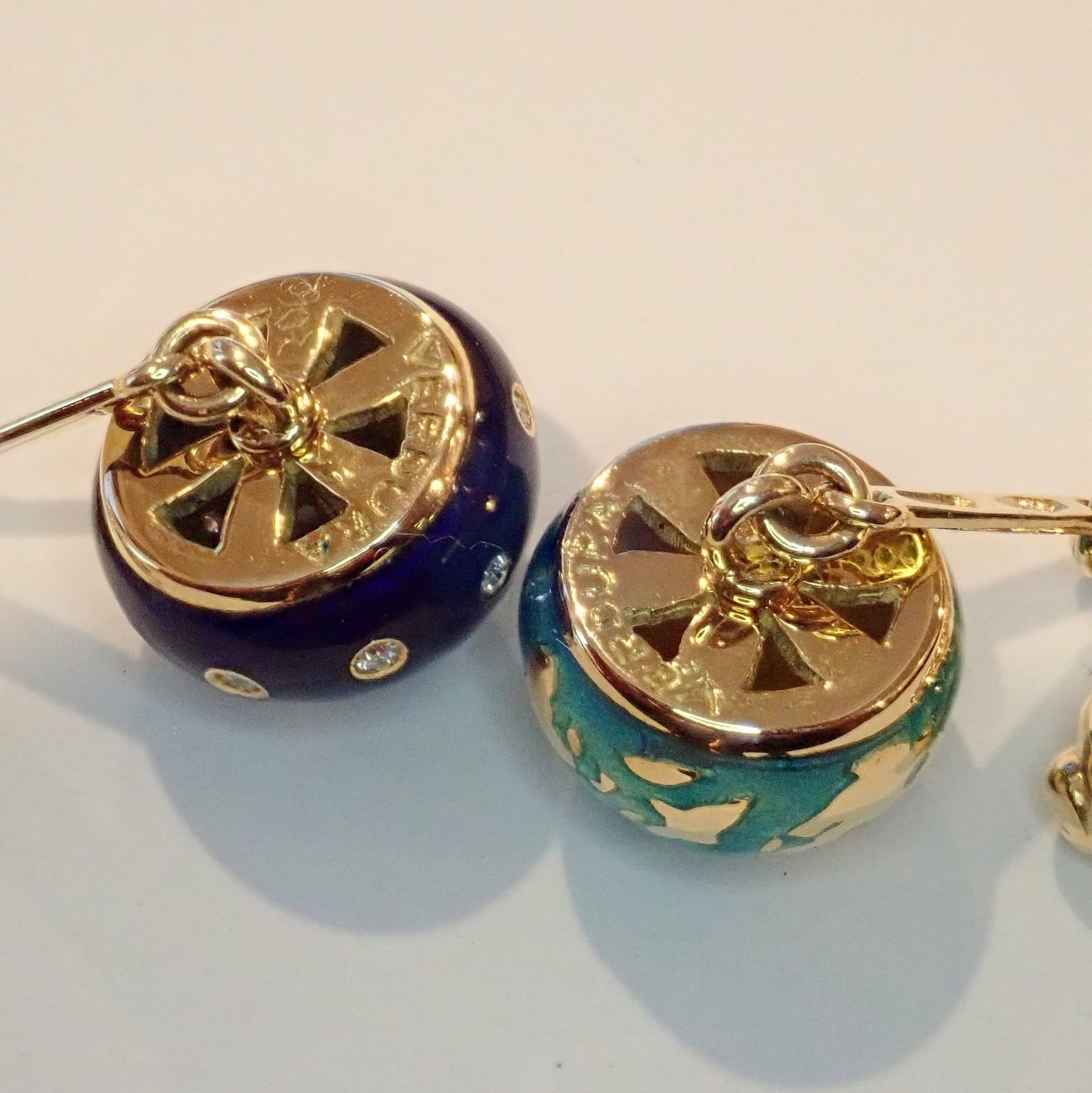 Authentic! Verdura 18k Yellow Gold Enamel Diamond Night And Day Cufflinks | Fortrove