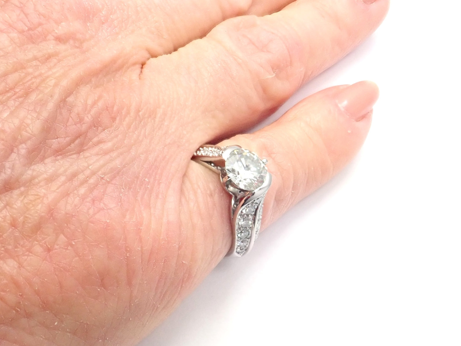 Authentic! Van Cleef & Arpels Platinum 1.88ct VVS1 E Diamond Engagement Ring GIA | Fortrove
