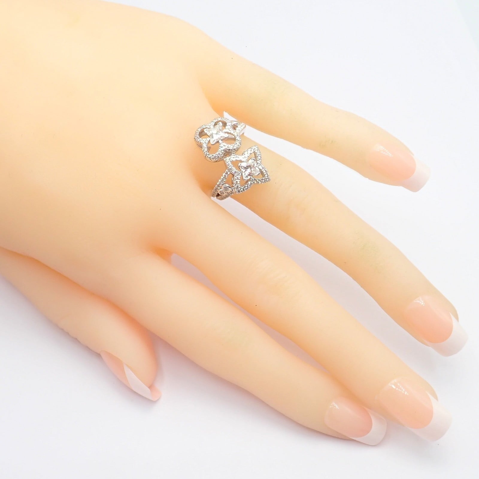 Authentic Louis Vuitton LV 18k White Gold Signature Diamond Fusion Blossom Ring | Fortrove