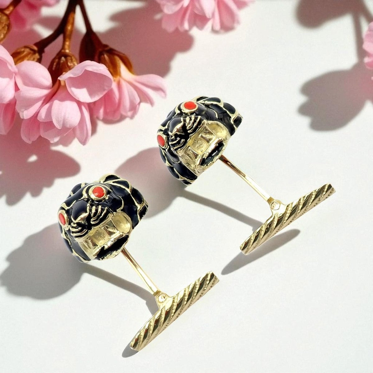 Vintage! David Webb 18k Yellow Gold Black Enamel Lion Cufflinks | Fortrove