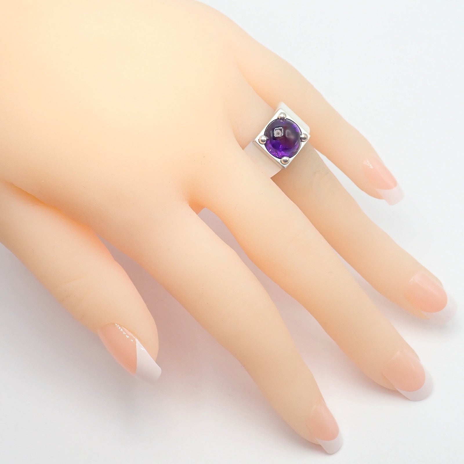 Rare! Authentic Van Cleef & Arpels 18k White Gold Amethyst Mother of Pearl Ring | Fortrove