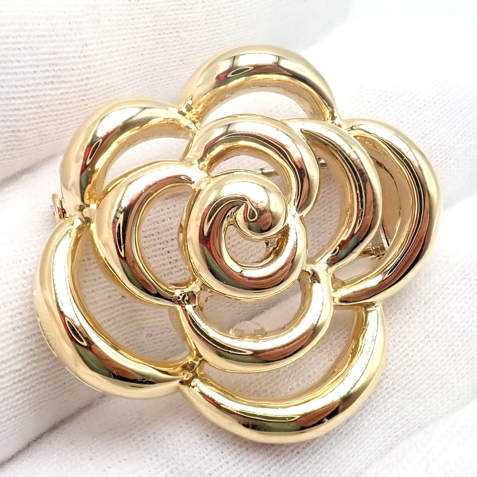 Authentic Van Cleef & Arpels 18k Yellow Gold Camellia Flower Pin Brooch 1998 | Fortrove