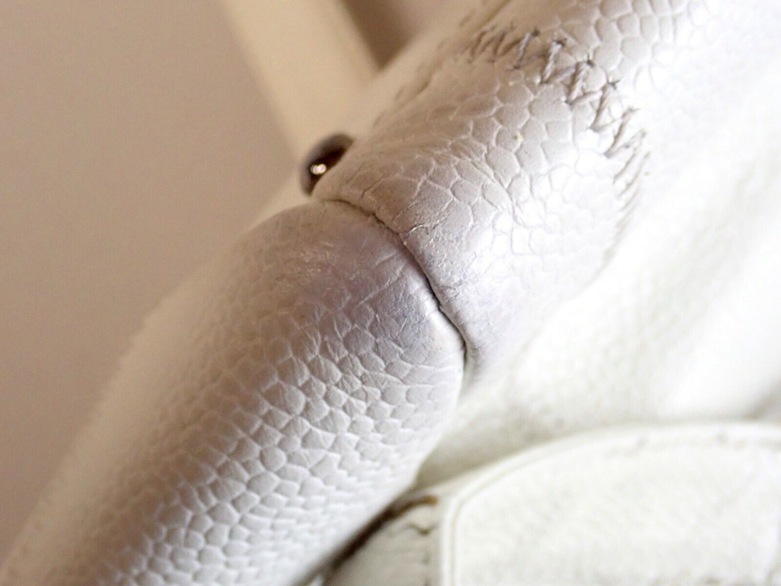 WOW! AUTHENTIC 2005 CHANEL LAX SQUARE STITCH CREAM CAVIAR LEATHER HANDBAG | Fortrove