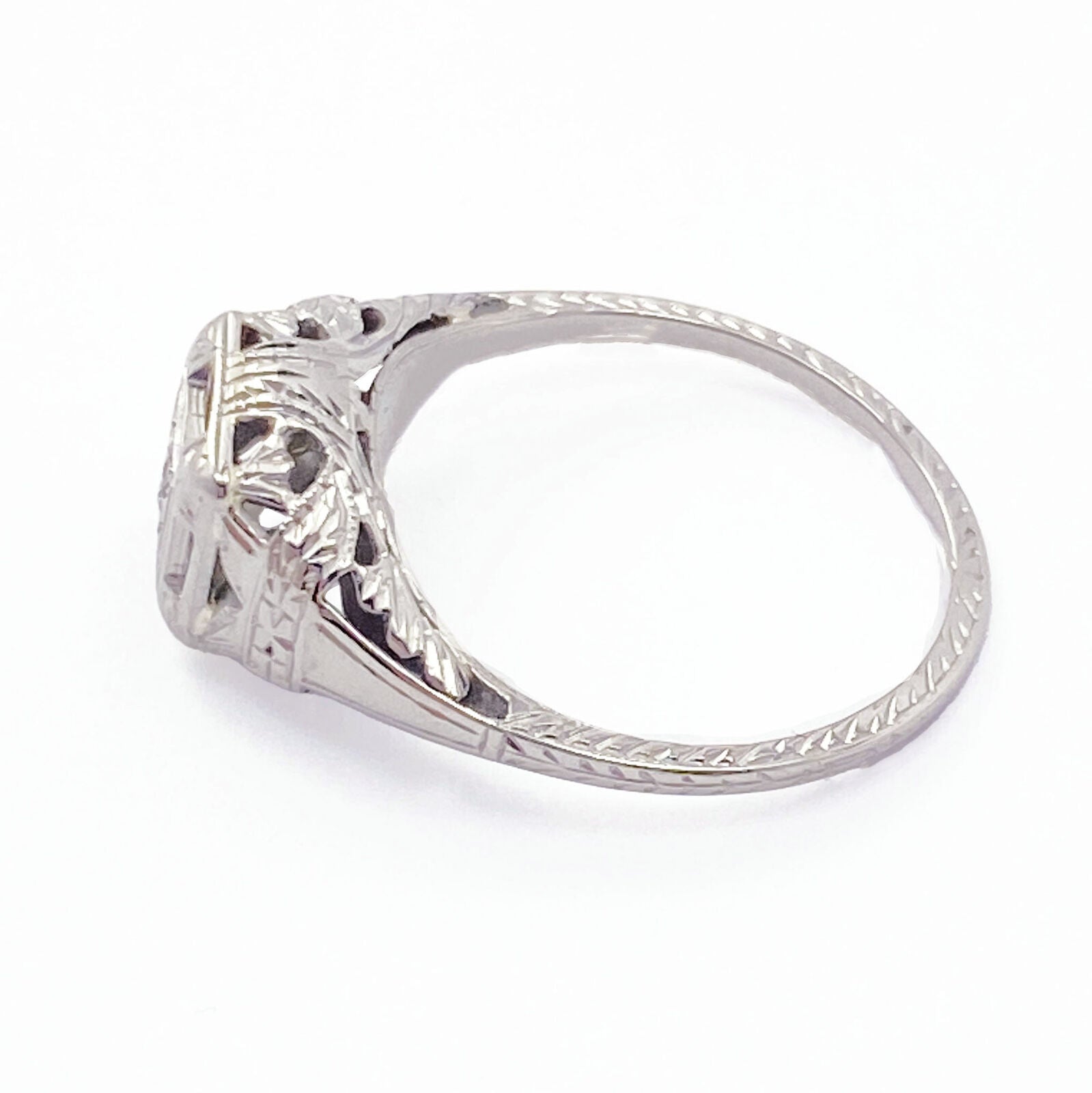 Vintage Estate 18k White Gold 0.14ct Diamond Art Deco Filigree Ring sz 5.75 | Fortrove