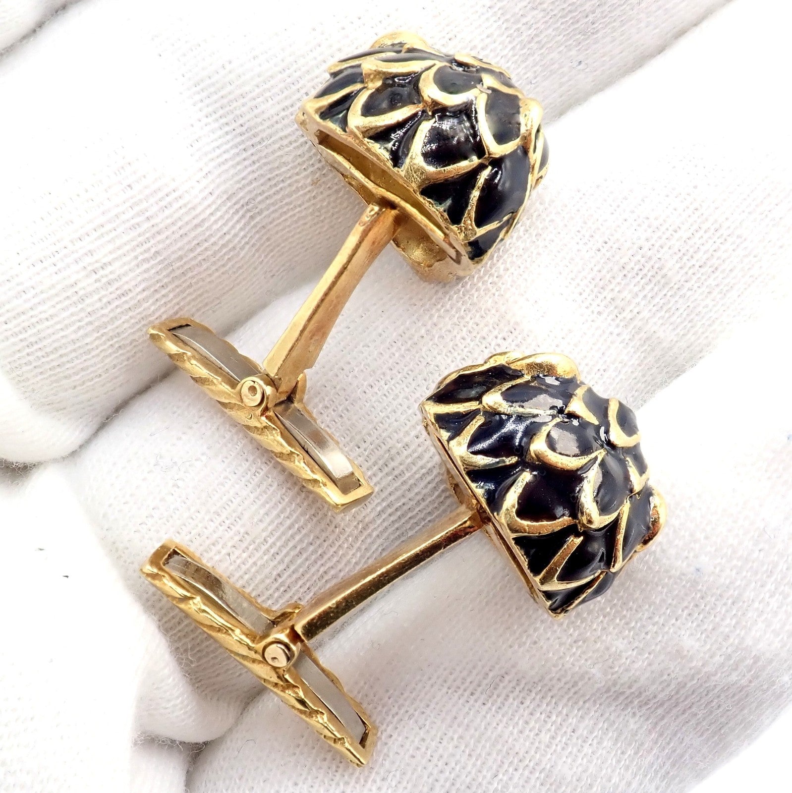 Vintage! David Webb 18k Yellow Gold Black Enamel Lion Cufflinks | Fortrove