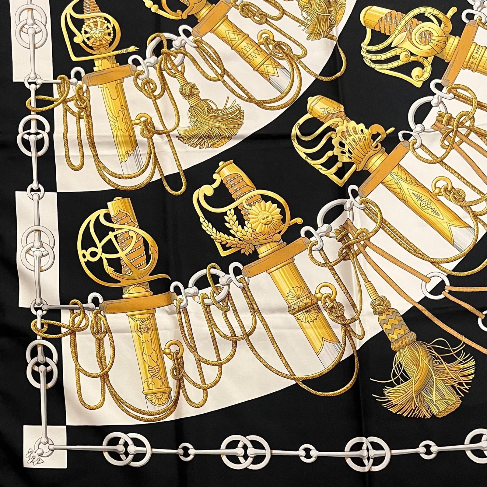 Hermès Cliquetis シルクスカーフ 90cm AUTHENTIC! HERMES Cliquetis 90cm Silk Scarf