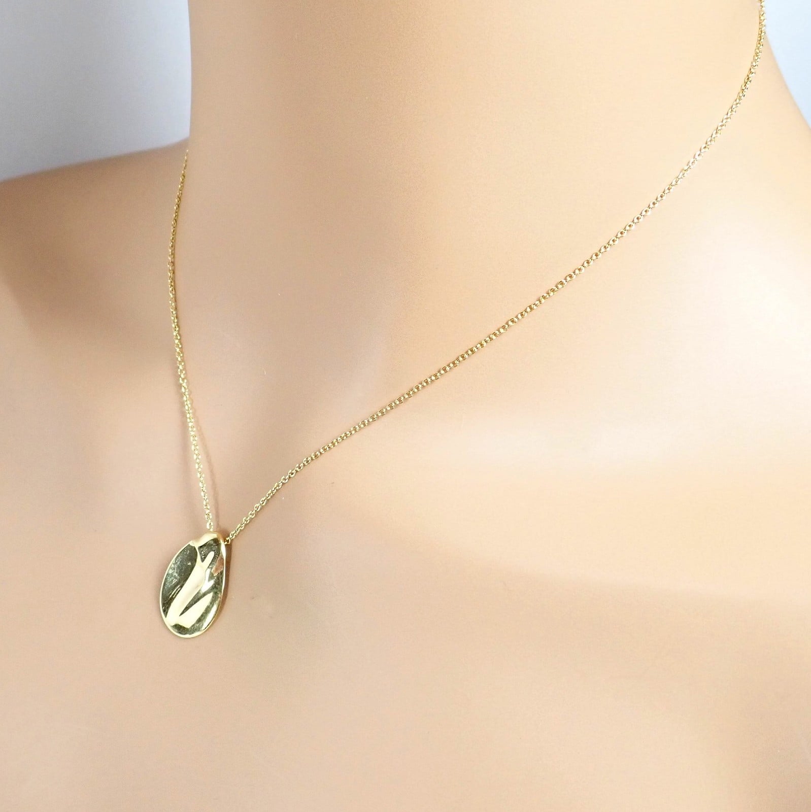 Tiffany & Co Peretti 18k Yellow Gold Madonna Medium Pendant Chain Neck