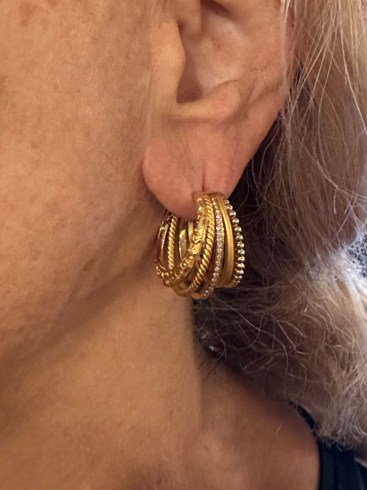 New! Authentic Carrera Y Carrera Melodia 18k Yellow Gold Diamond Hoop Earrings | Fortrove