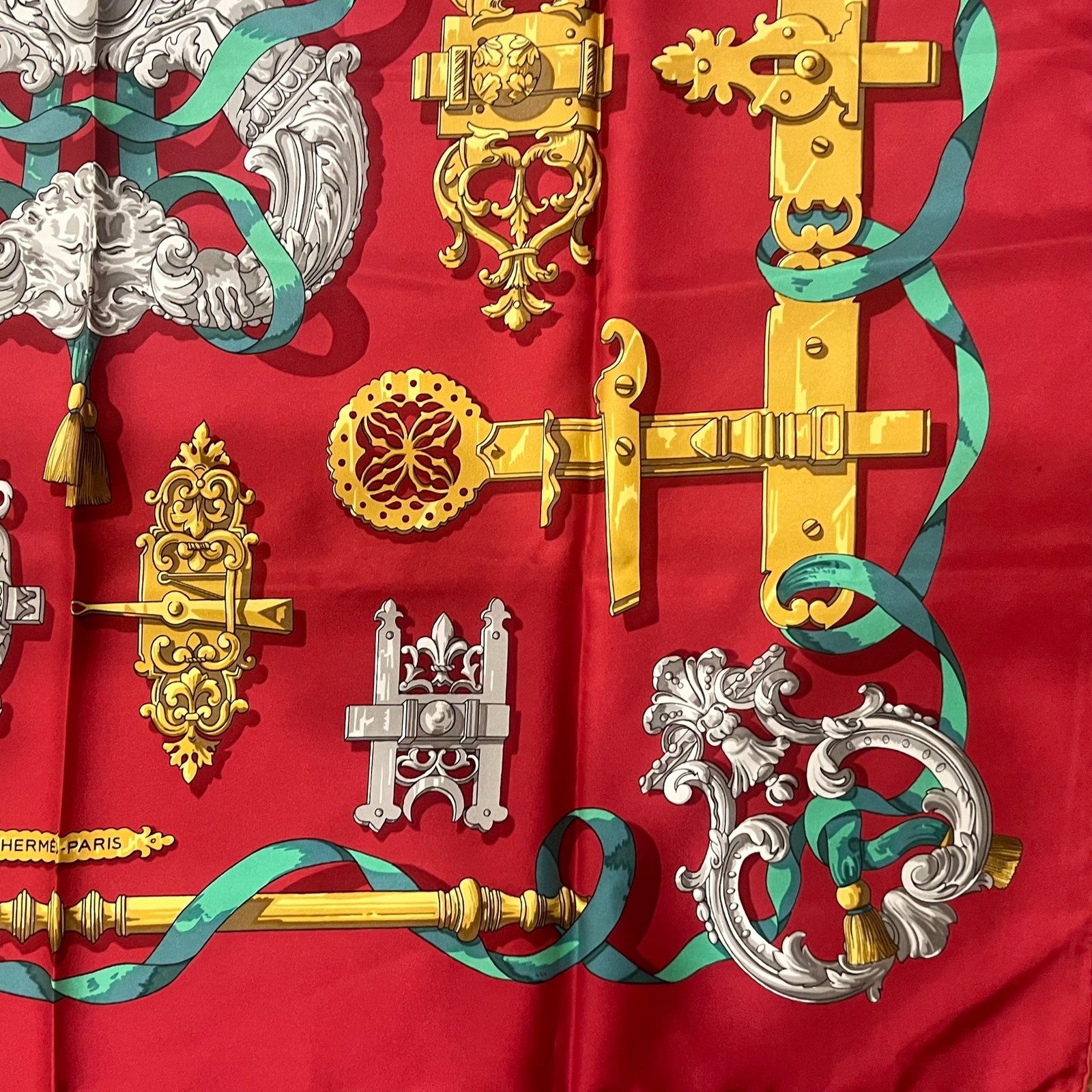 エルメス　スカーフ　カレ　90×90 FERRONNERIE Authentic Hermes Ferronnerie 90cm Silk Scarf | Fortrove