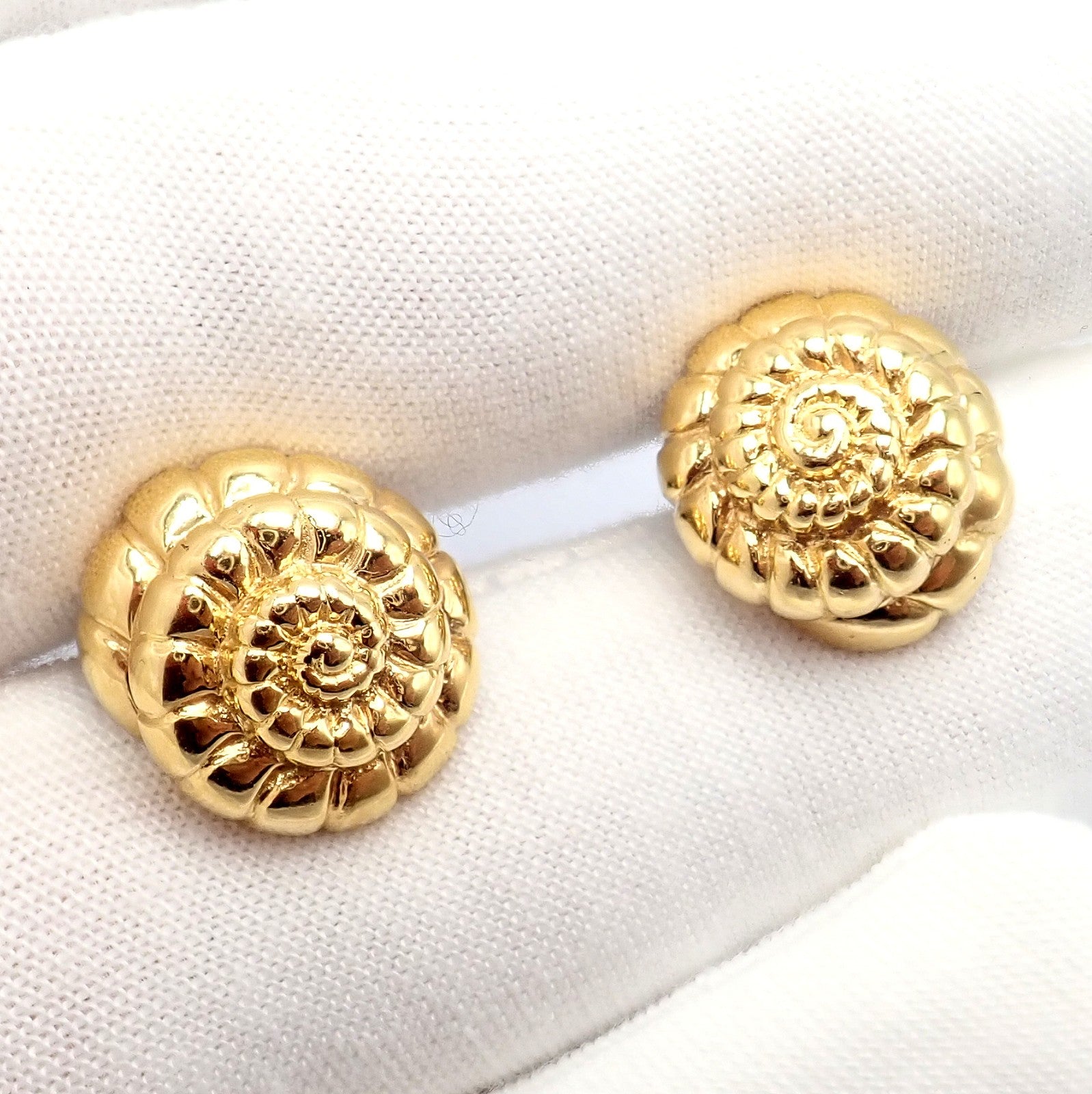 Rare! David Webb 18k Yellow Gold Nautilus Shell Classic Cufflinks | Fortrove