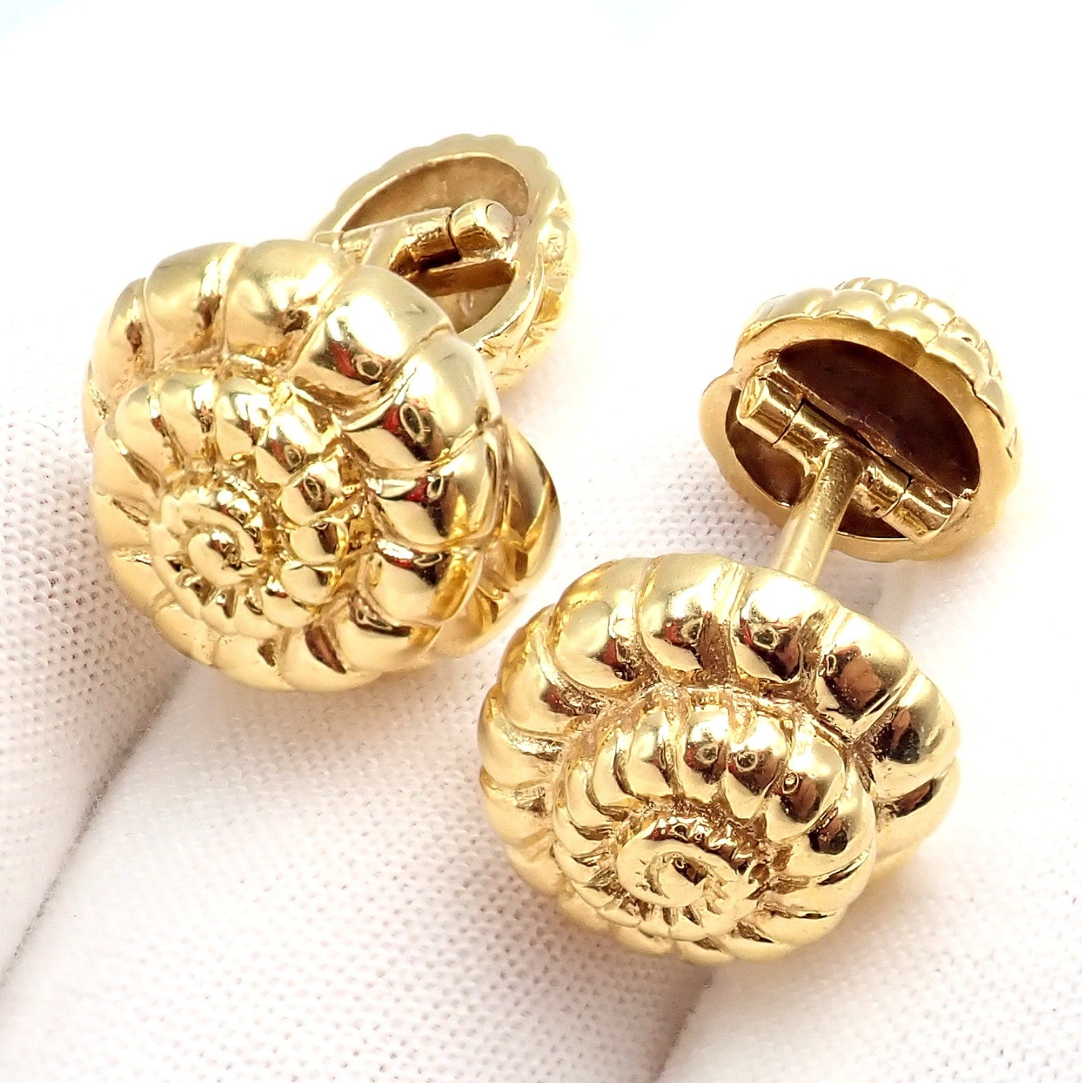 Rare! David Webb 18k Yellow Gold Nautilus Shell Classic Cufflinks | Fortrove