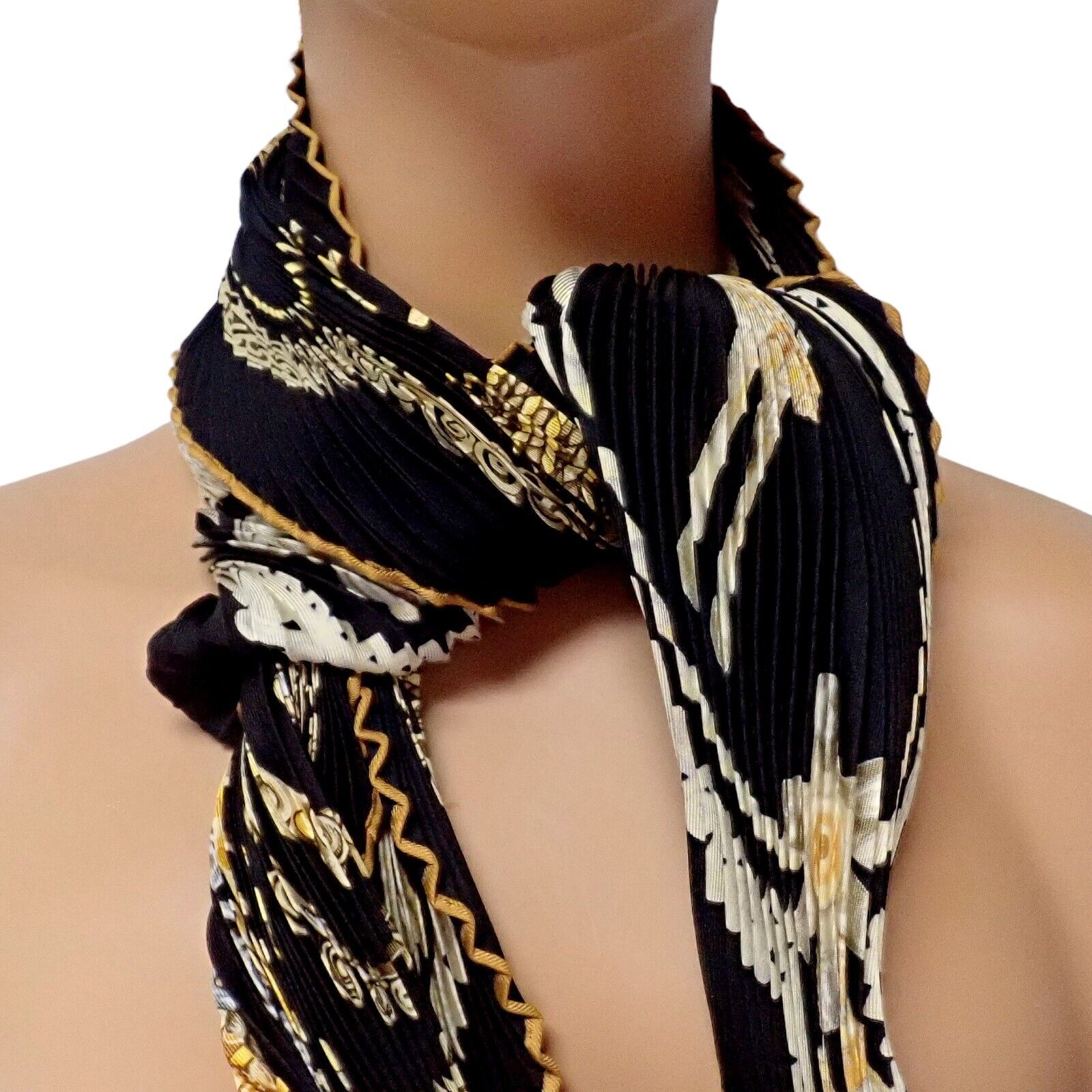 HERMES シルク スカーフ ブラック ゴールド Hermès “Armets en Panache” Carre Black & Gold 100% Silk Scarf