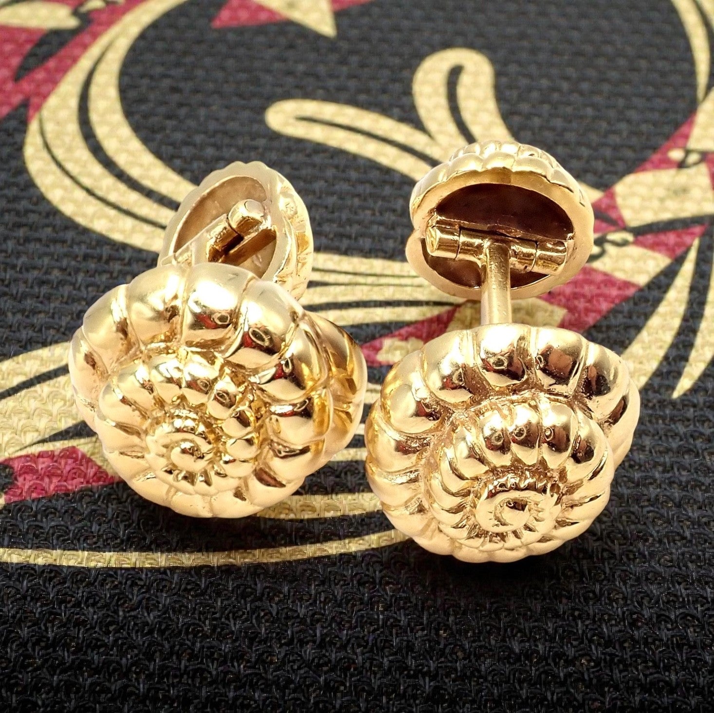 Rare! David Webb 18k Yellow Gold Nautilus Shell Classic Cufflinks | Fortrove