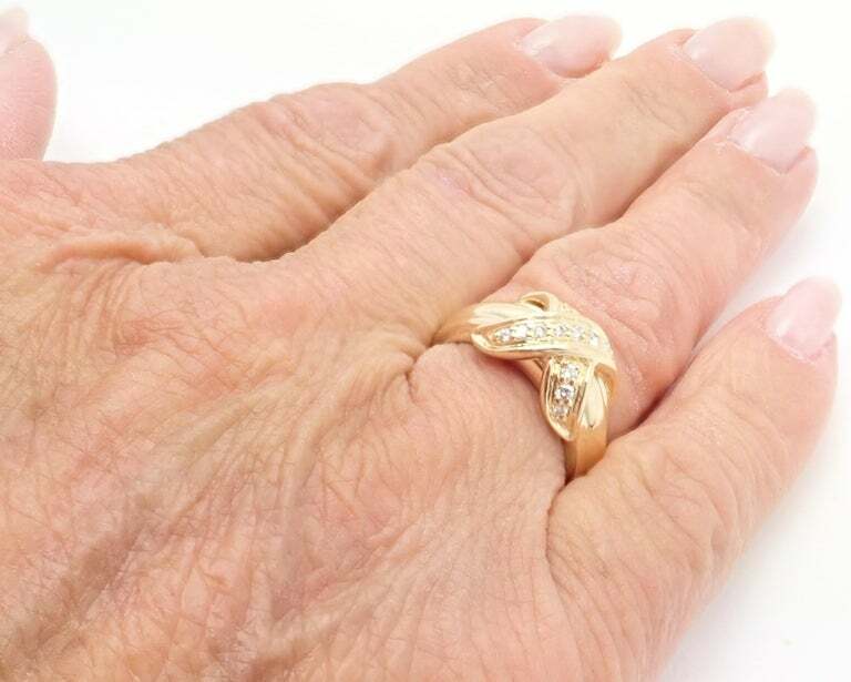 Authentic! Vintage Tiffany & Co 18K Yellow Gold Diamond Heart Ring