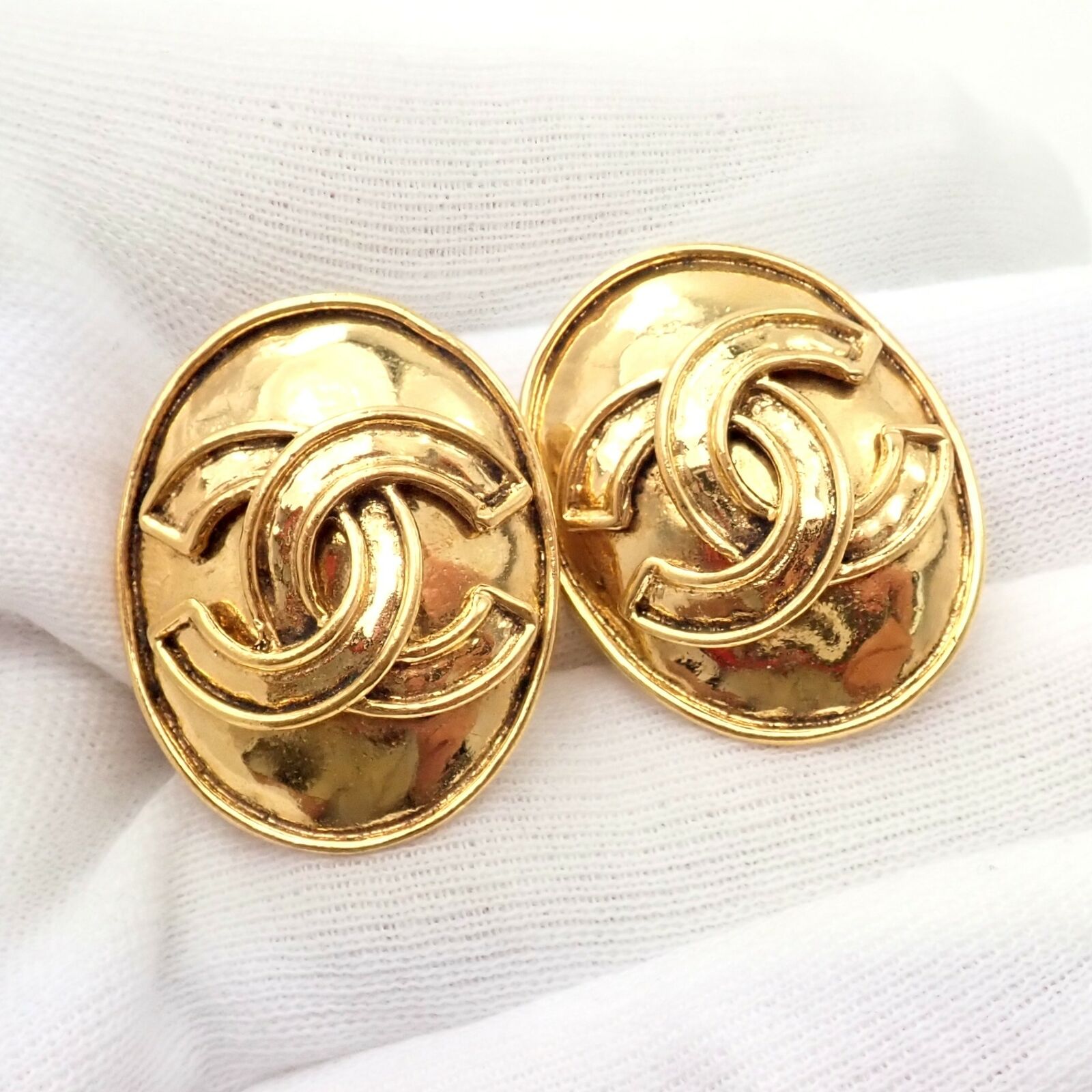 RARE VINTAGE CHANEL CC Logos Oval Clip-On Earrings Gold Tone 1994