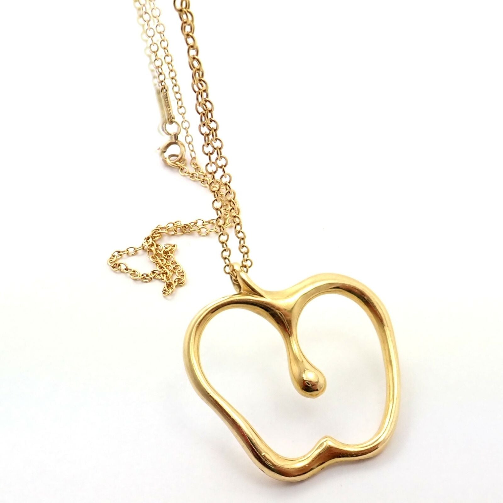 Elsa Peretti® Open Heart Pendant in Yellow Gold, 11 mm | Tiffany & Co.