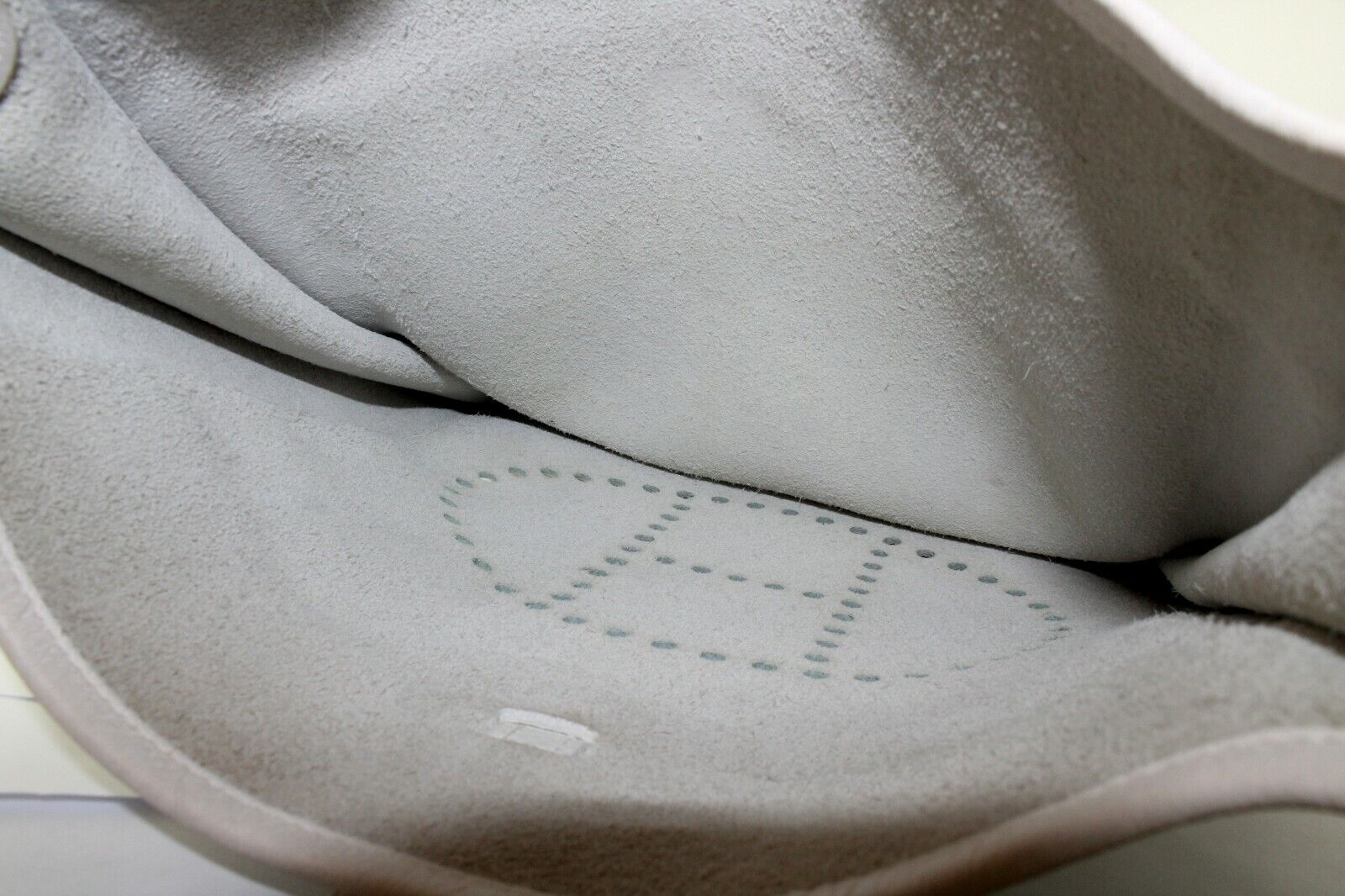 Hermes Evelyne PM Shoulder Bag Purse in White Clemence Leather 
